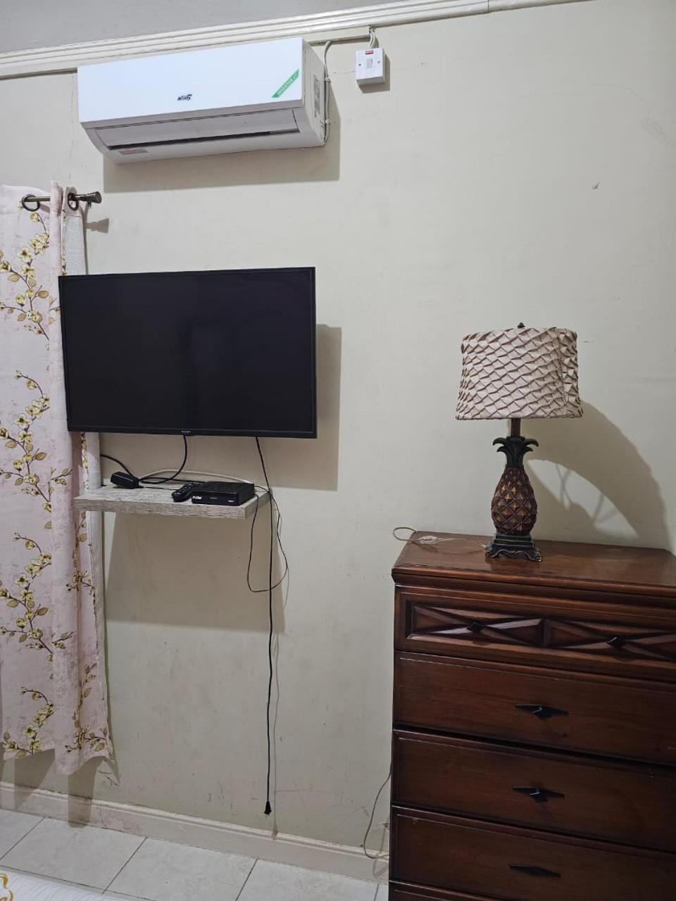 #1 Jacaranda Vacation Home Spanish Town Eksteriør billede
